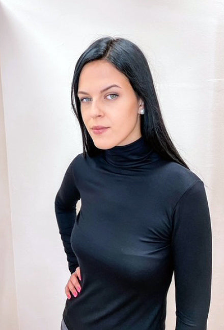 Ženska nosi bambusovo majico Sorelle v črni barvi